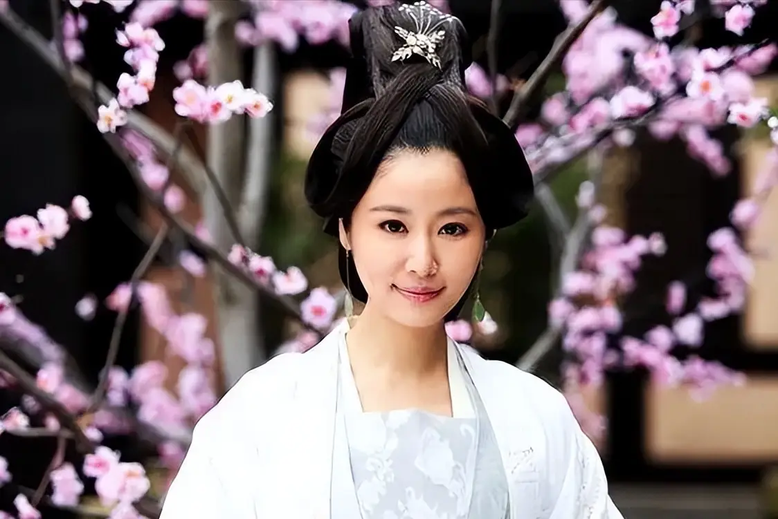 女明星胸部曝光的照片_林心如不穿内衣 真空上阵 质疑