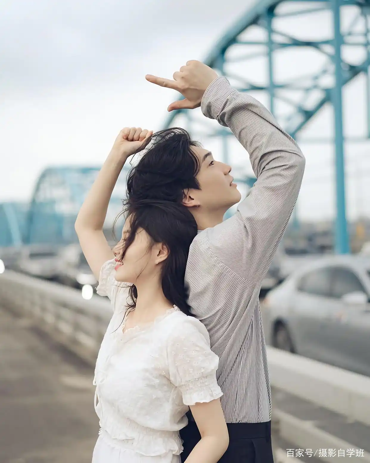 100种姿势摆拍双人_夫妻拍照姿势教程_情侣摆姿势技巧